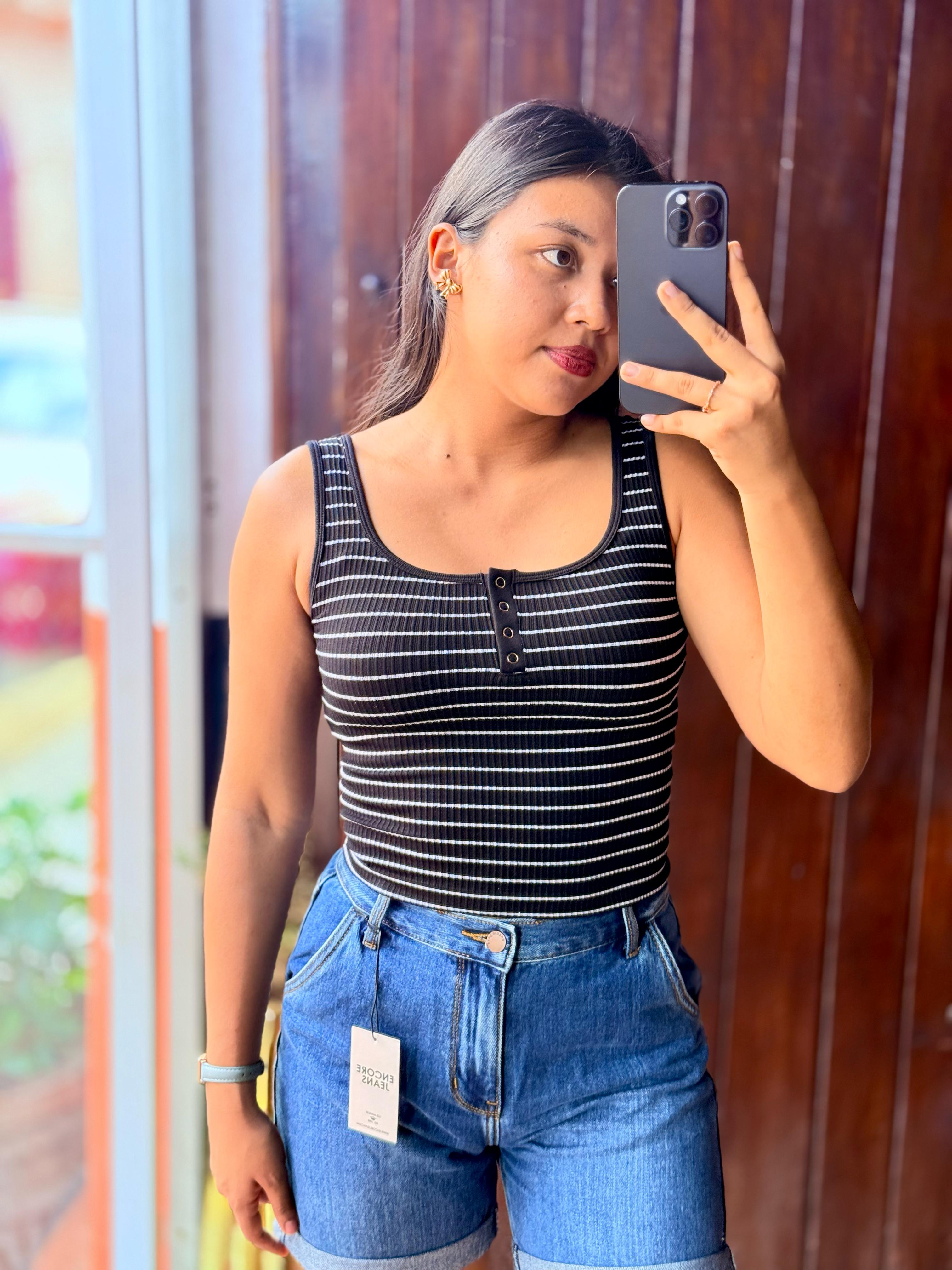 Crop top de rayas sin mangas con ojal
