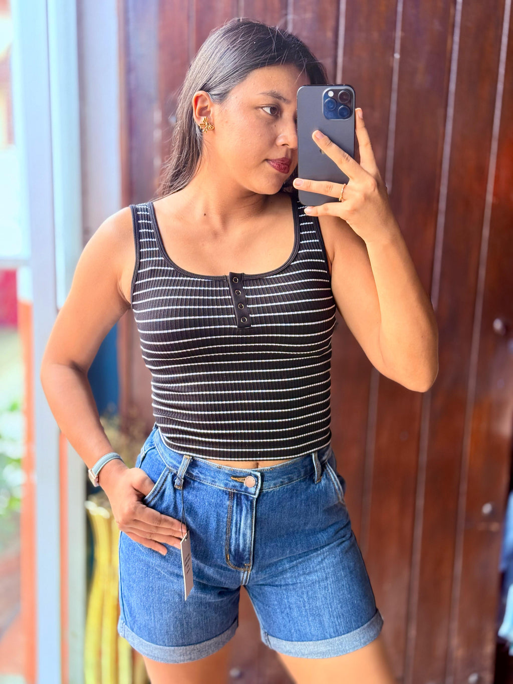 Crop top de rayas sin mangas con ojal
