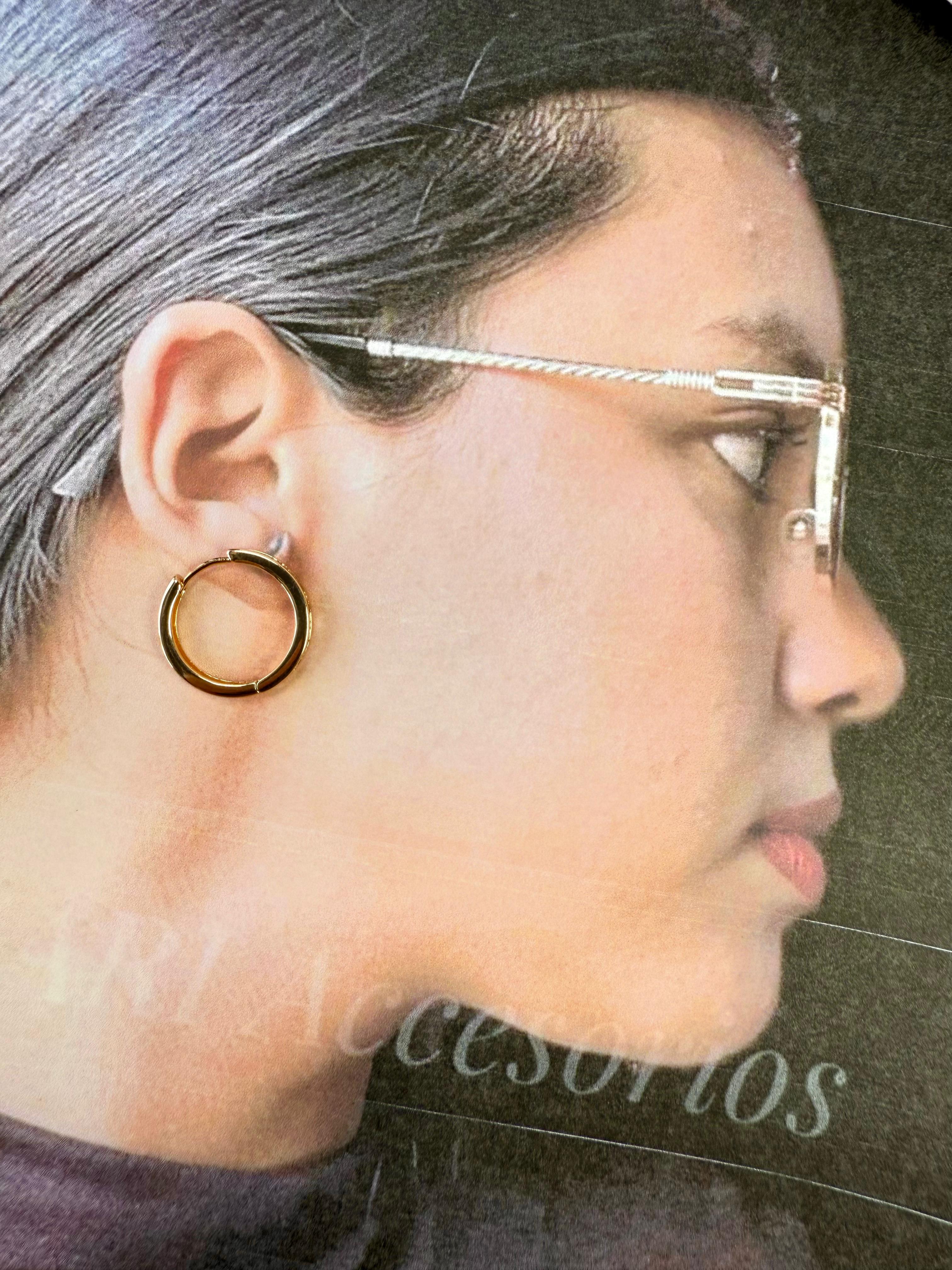 Aretes dorados pequeños con aros y circonita