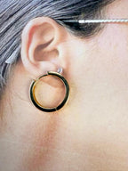 Aretes dorados pequeños con aros y circonita