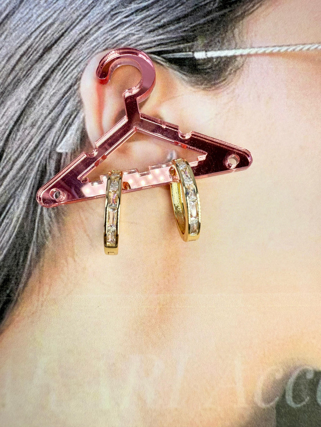 Aretes dorados pequeños con aros y circonita