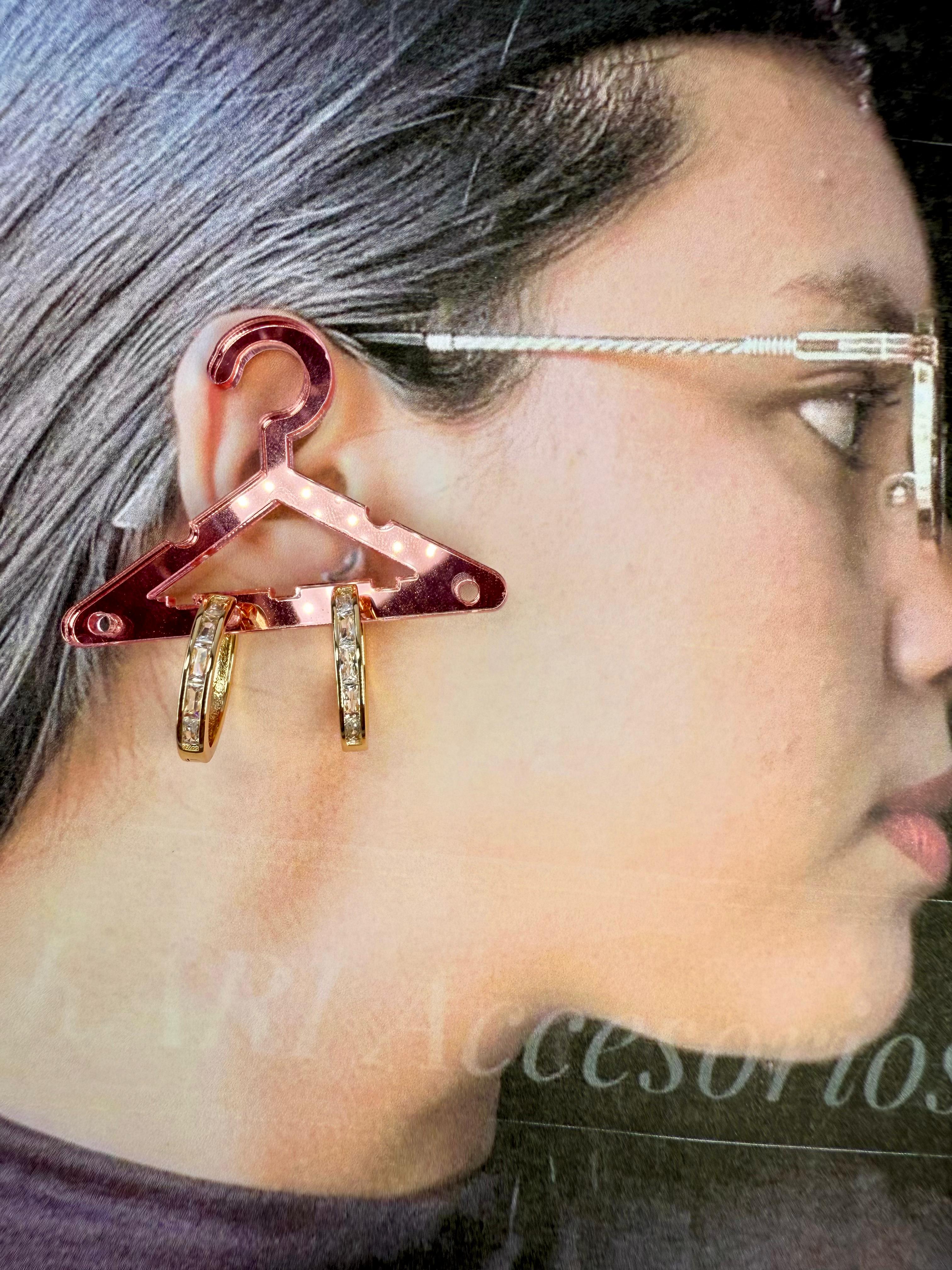 Aretes dorados pequeños con aros y circonita