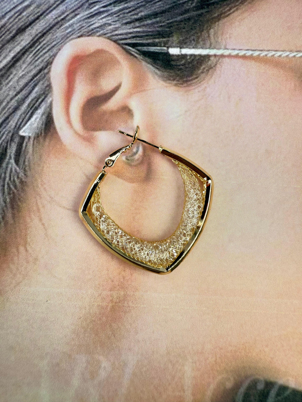 Aretes Dorados Cuadrados de Malla