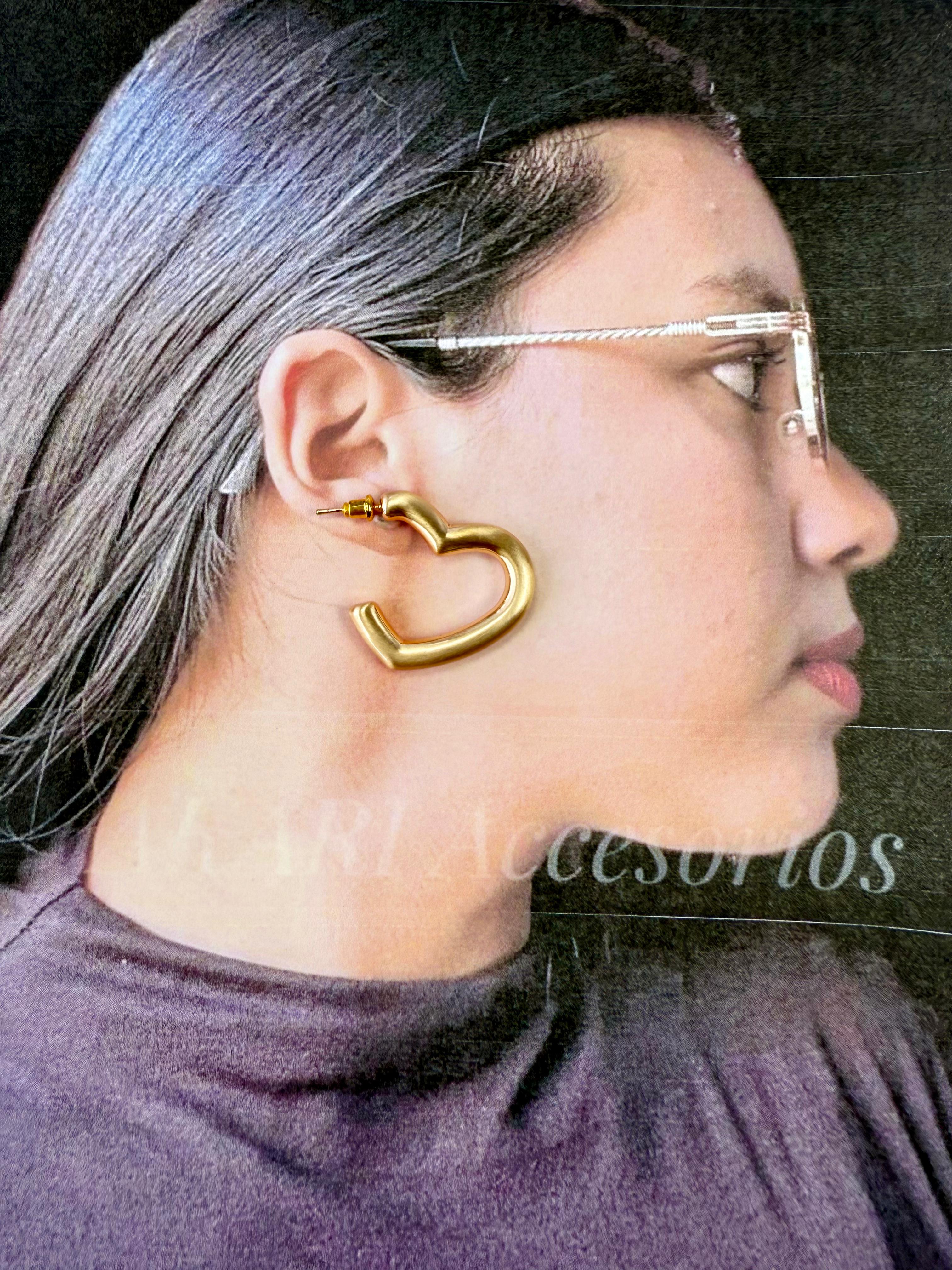 Aretes Dorados con forma de Corazón
