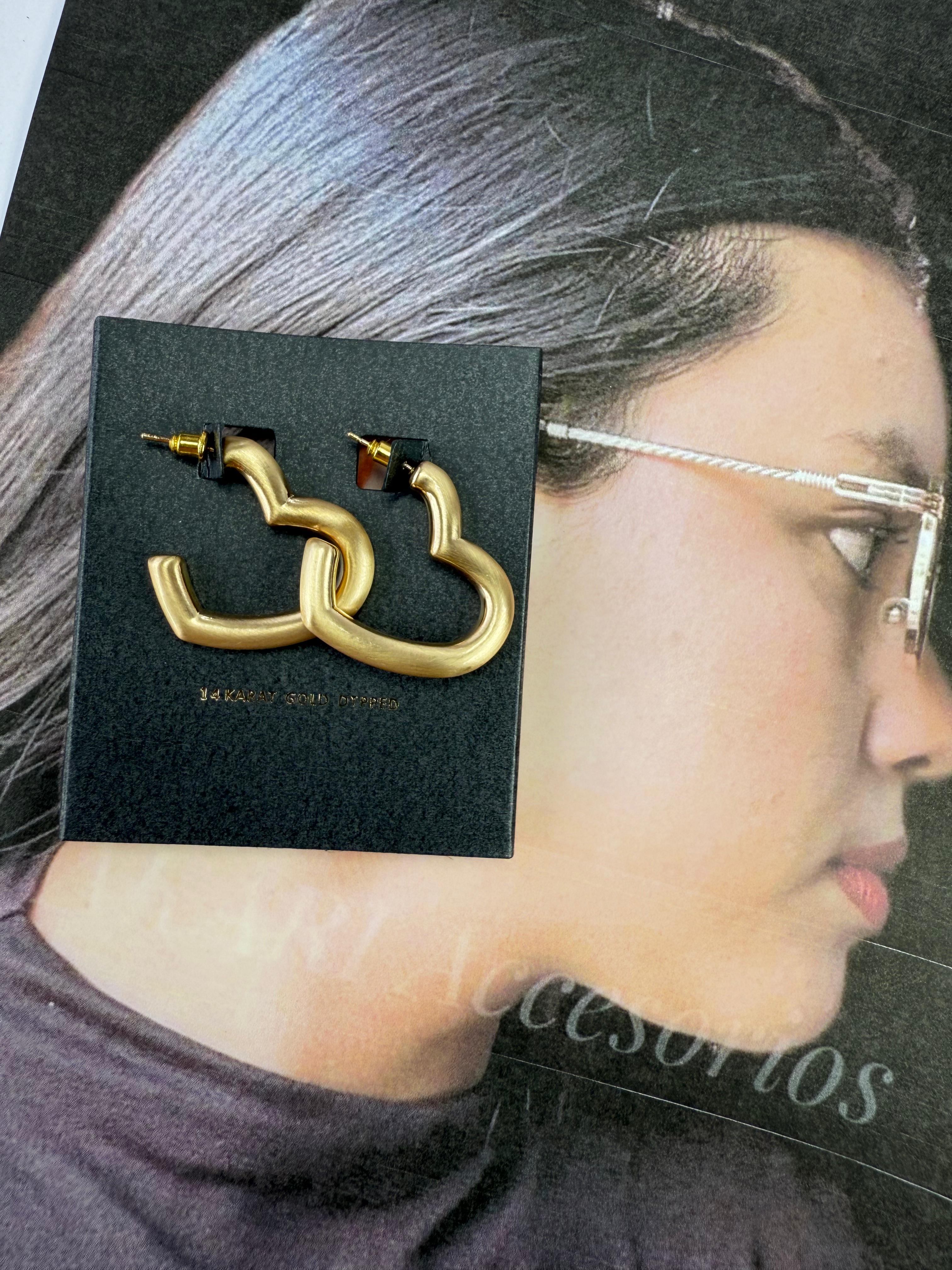 Aretes Dorados con forma de Corazón