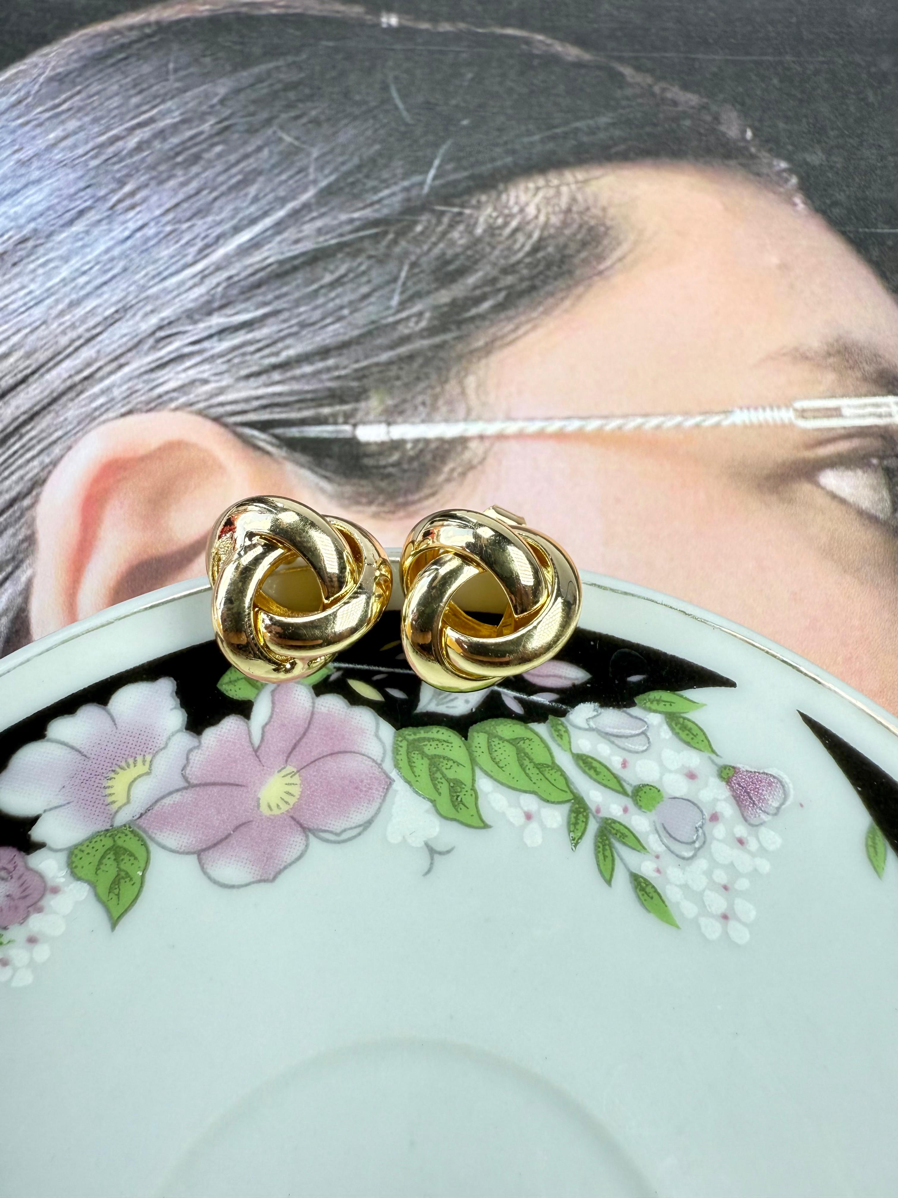 Aretes con nudo metálico