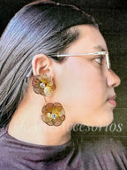 Aretes dorados doble flor con perlas