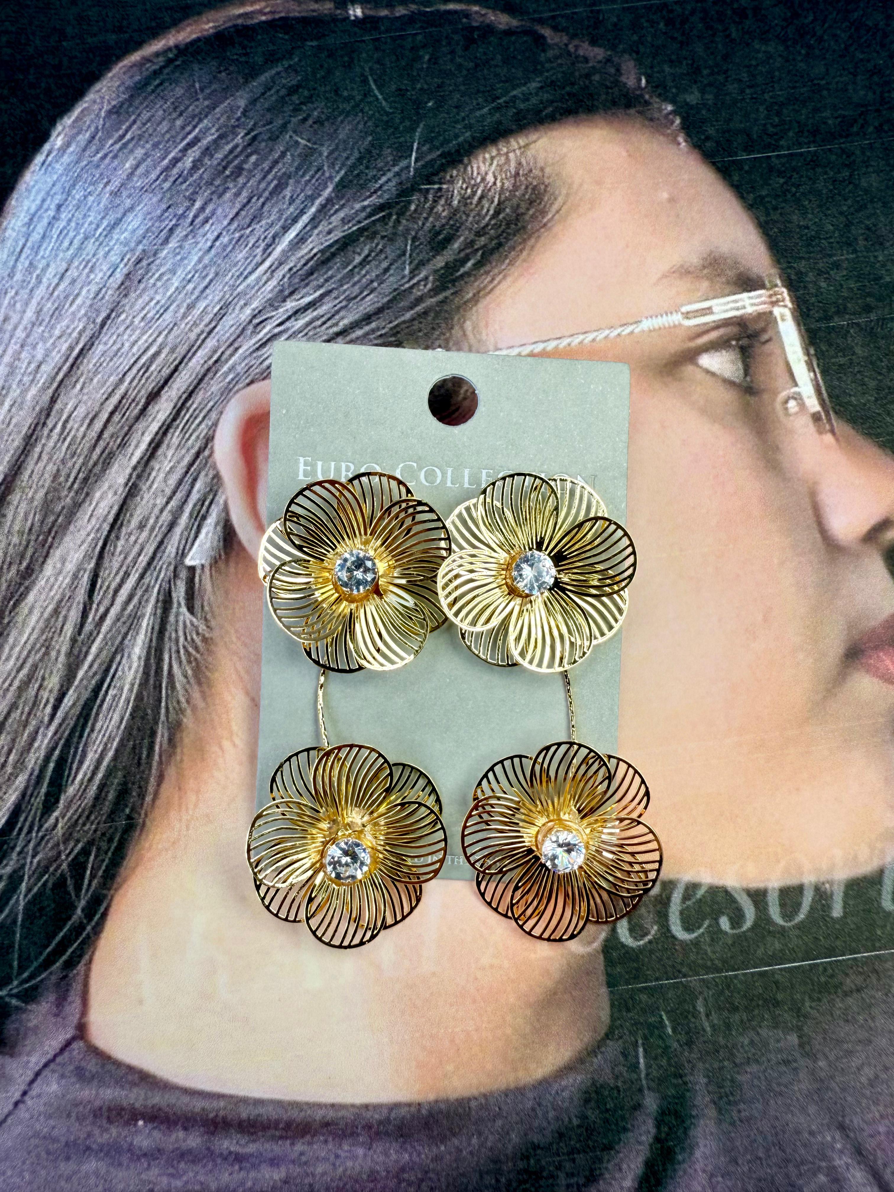 Aretes dorados doble flor con perlas