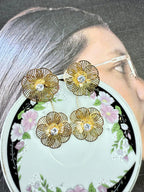 Aretes dorados doble flor con perlas