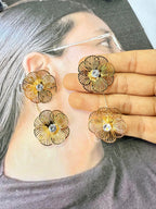 Aretes dorados doble flor con perlas