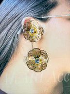 Aretes dorados doble flor con perlas