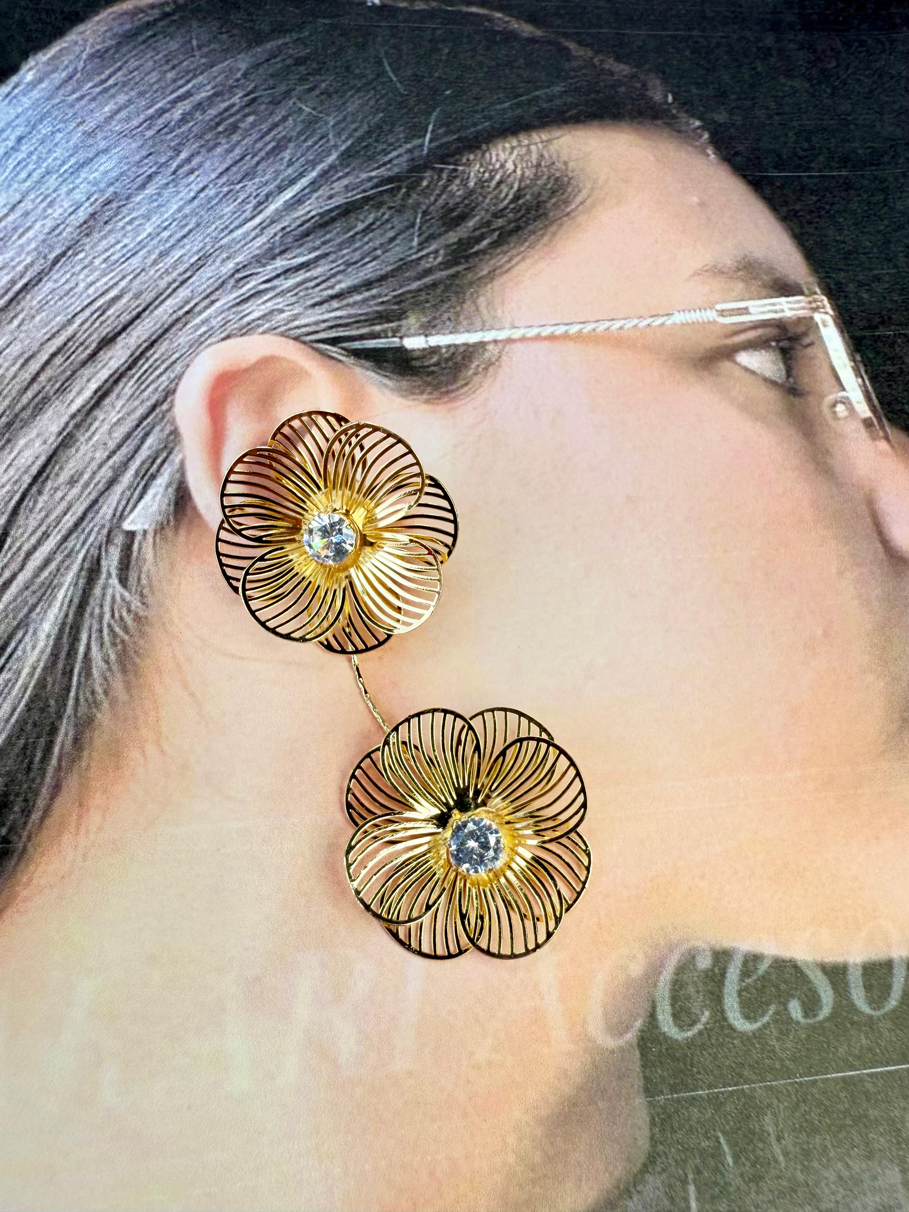 Aretes dorados doble flor con perlas