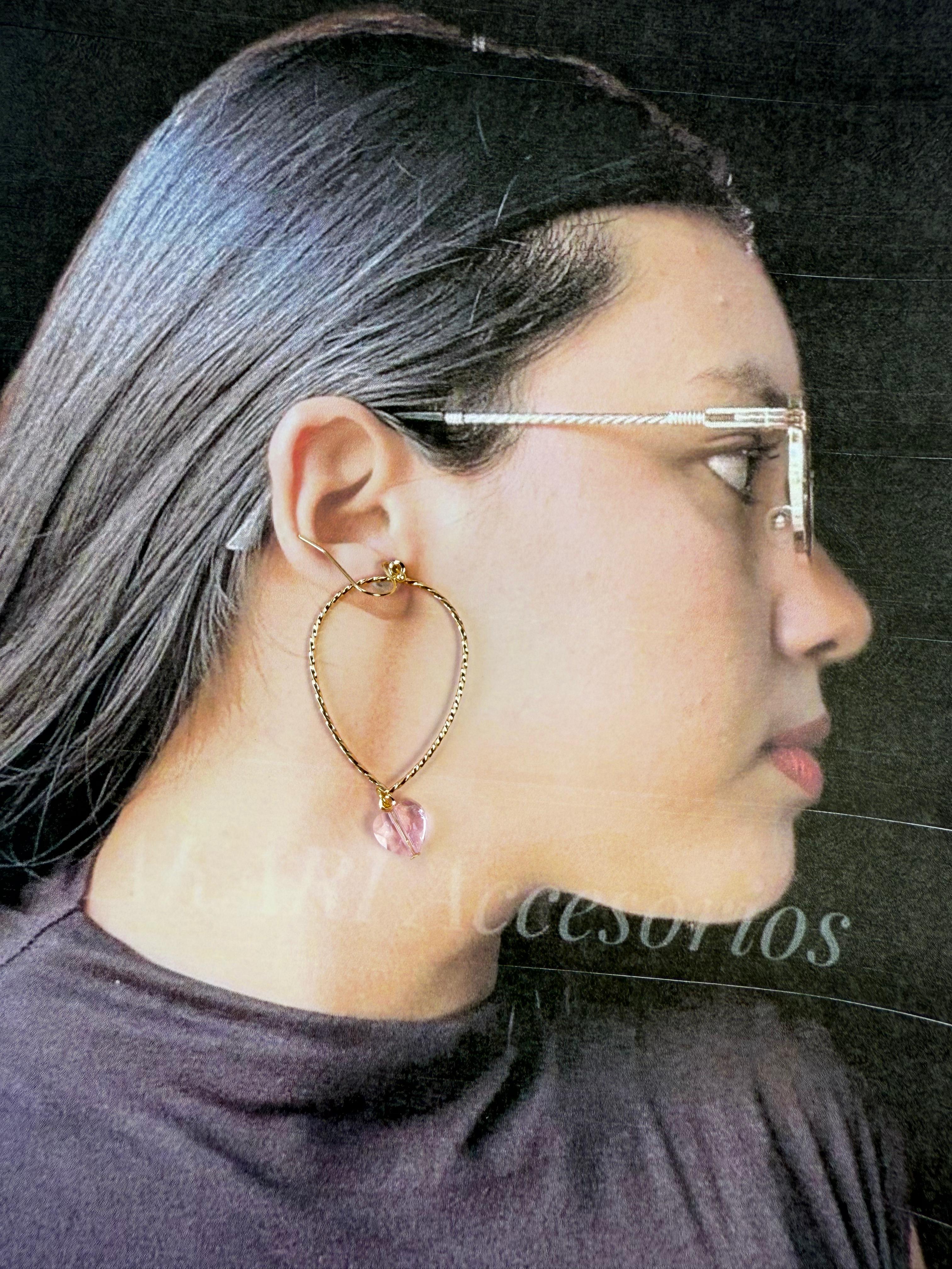 Aretes dorados con colgante de corazón