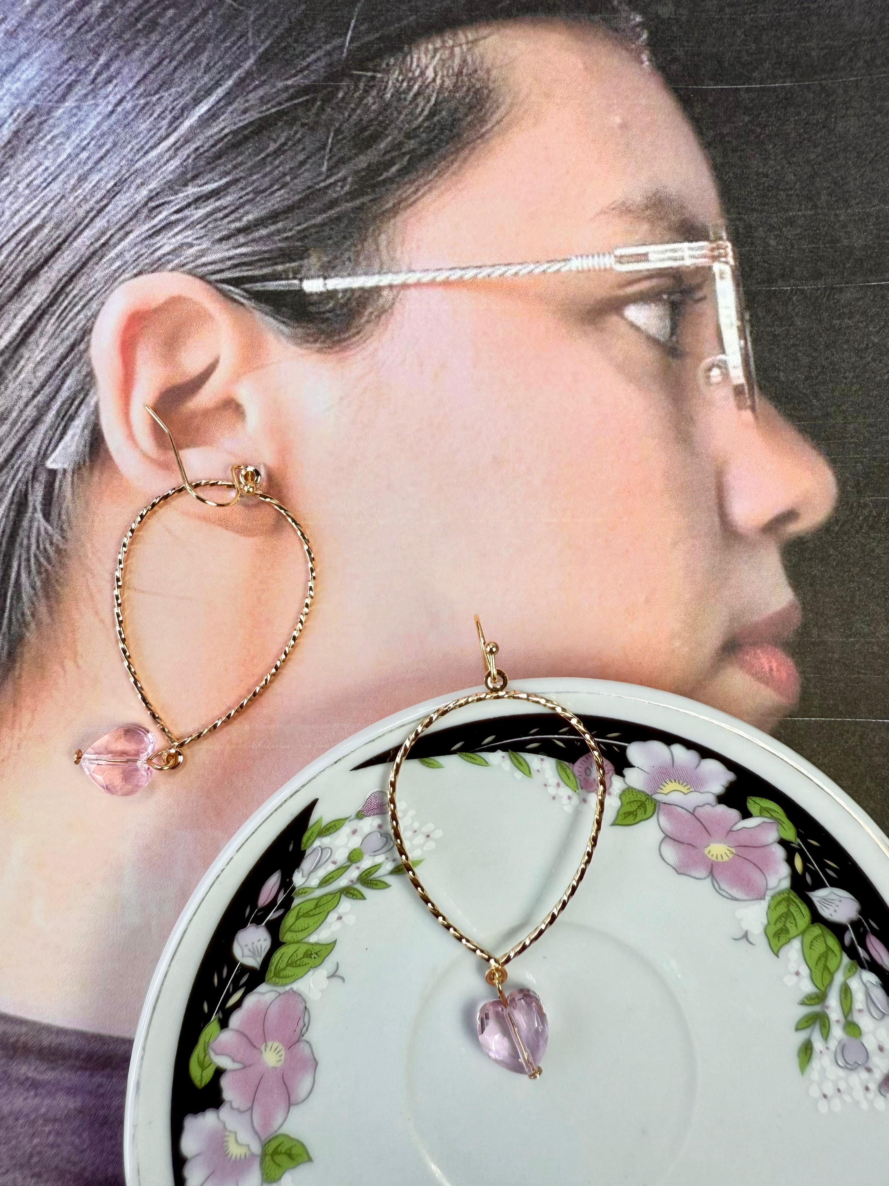 Aretes dorados con colgante de corazón