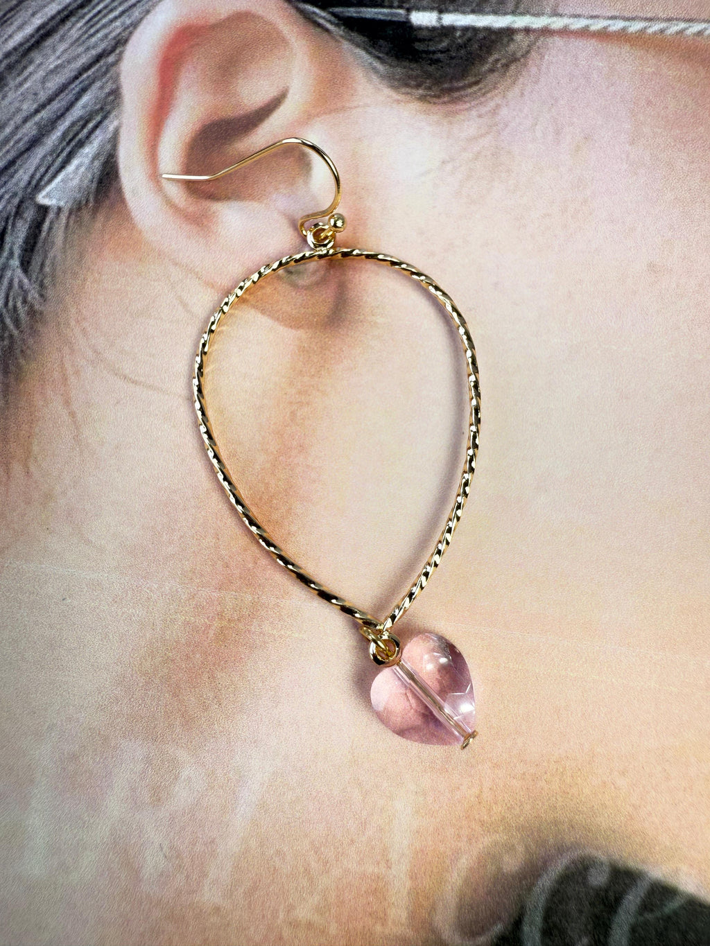 Aretes dorados con colgante de corazón