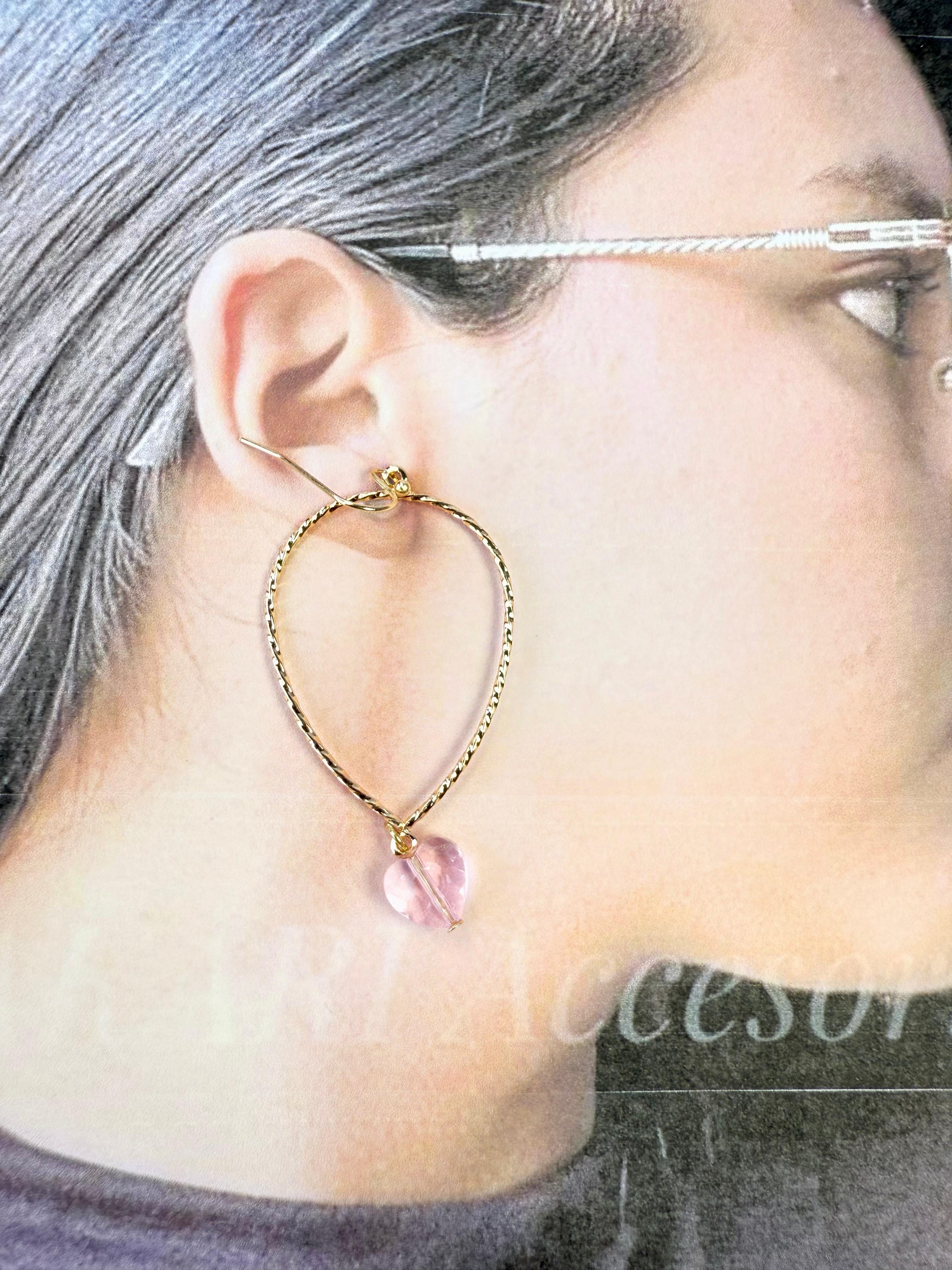 Aretes dorados con colgante de corazón