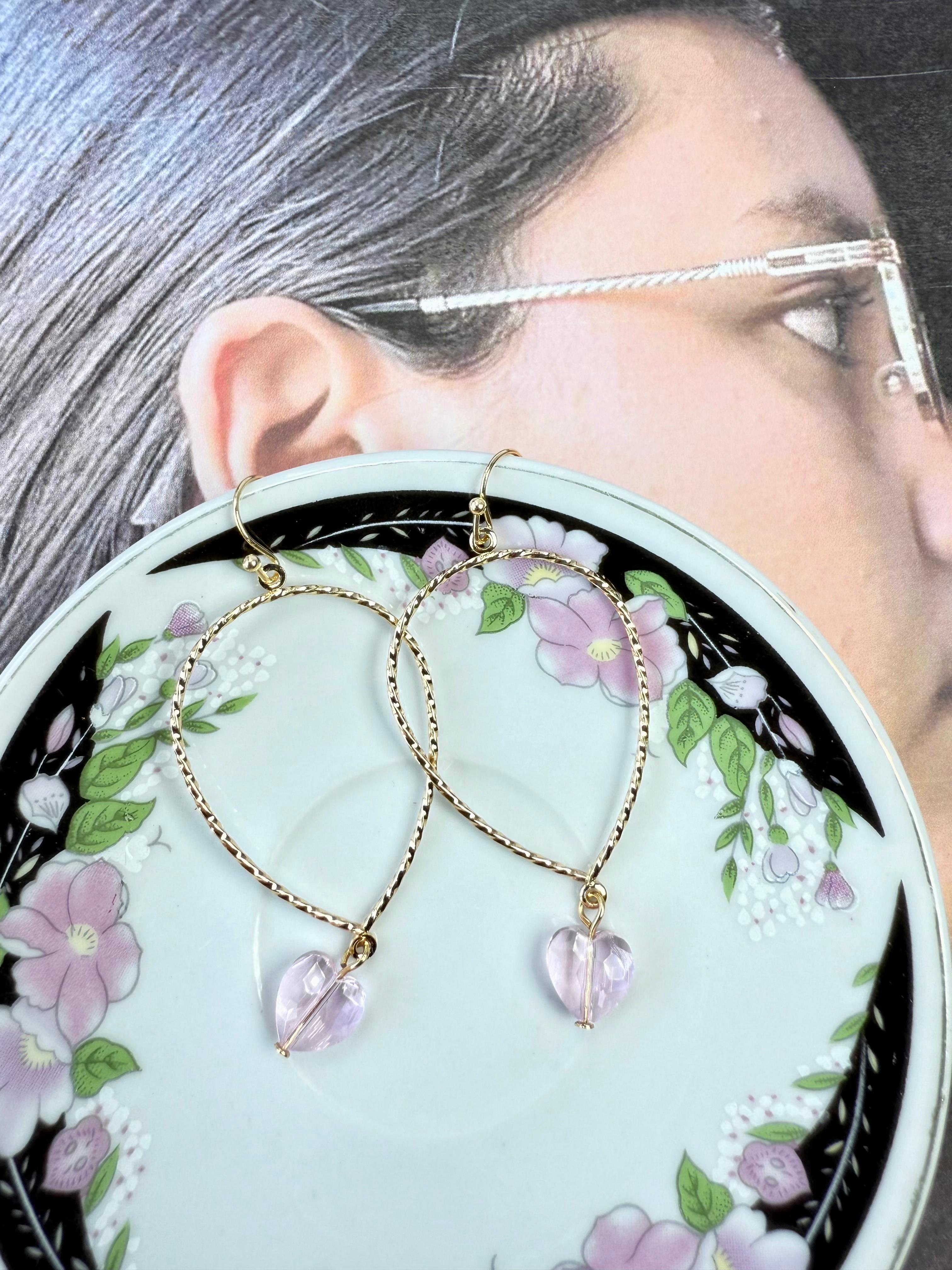 Aretes dorados con colgante de corazón