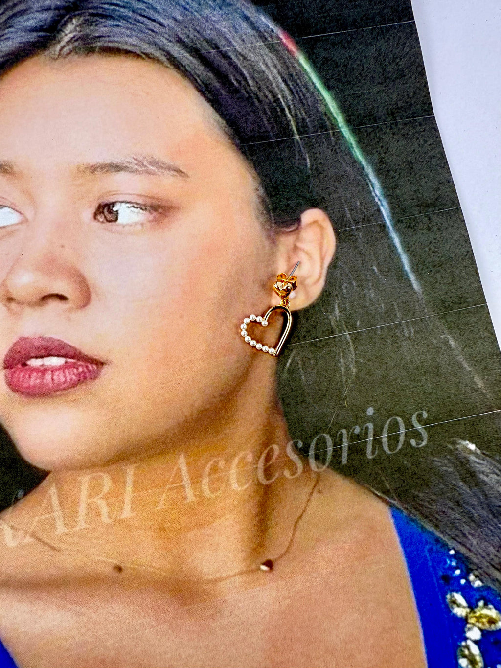 Aretes dorados con doble corazón y media perla