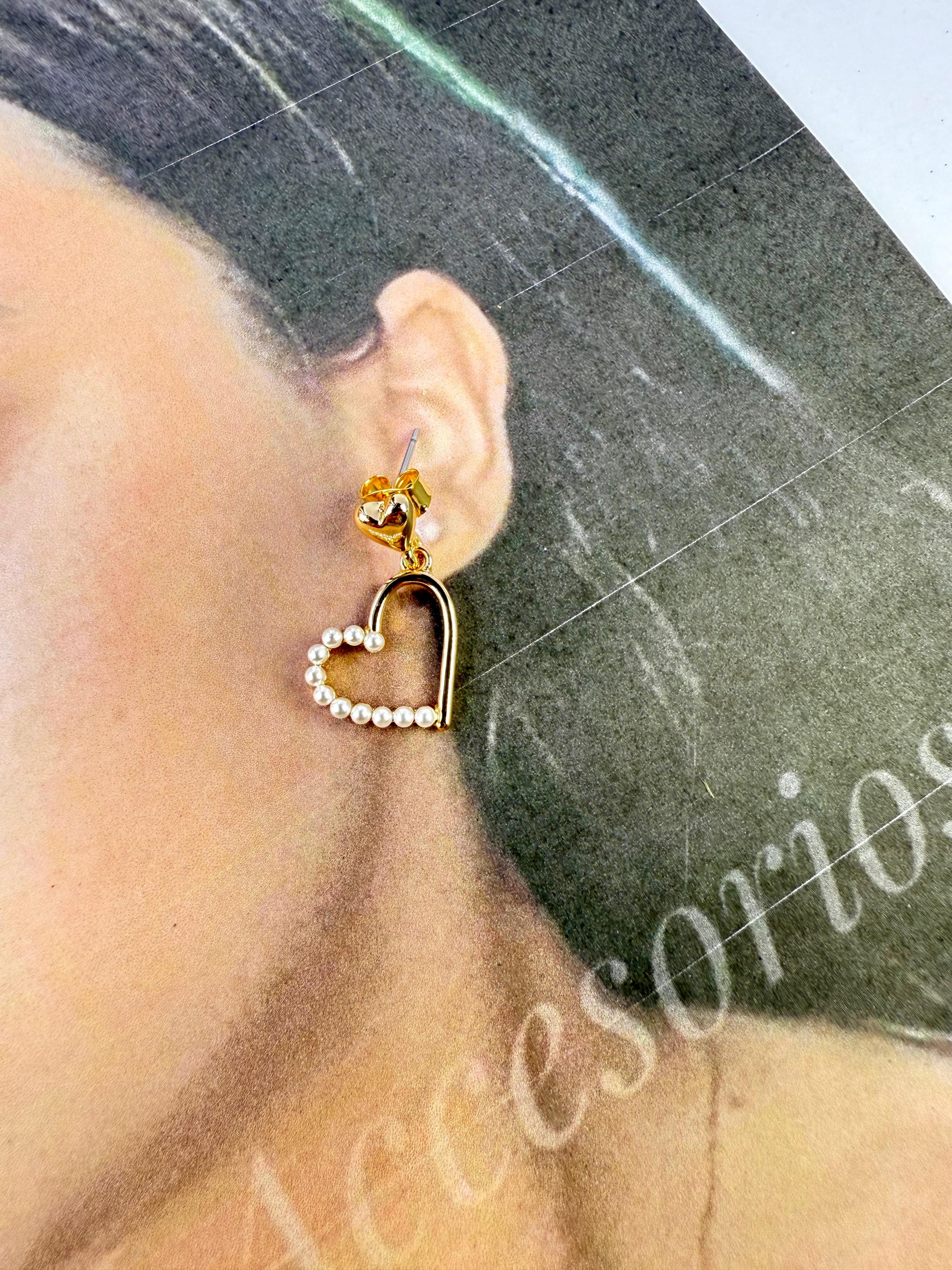 Aretes dorados con doble corazón y media perla