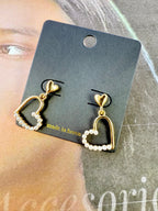 Aretes dorados con doble corazón y media perla