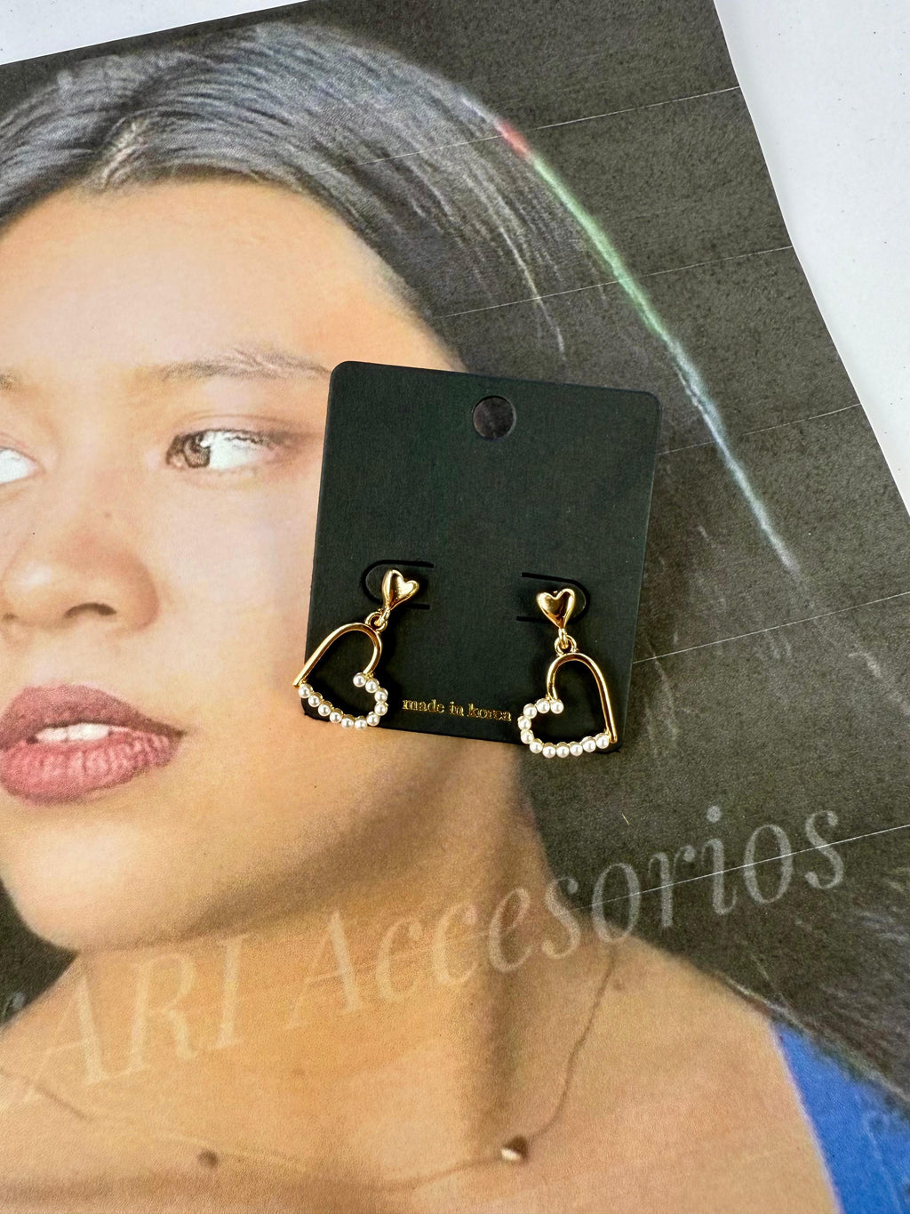 Aretes dorados con doble corazón y media perla