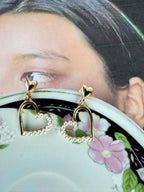 Aretes dorados con doble corazón y media perla