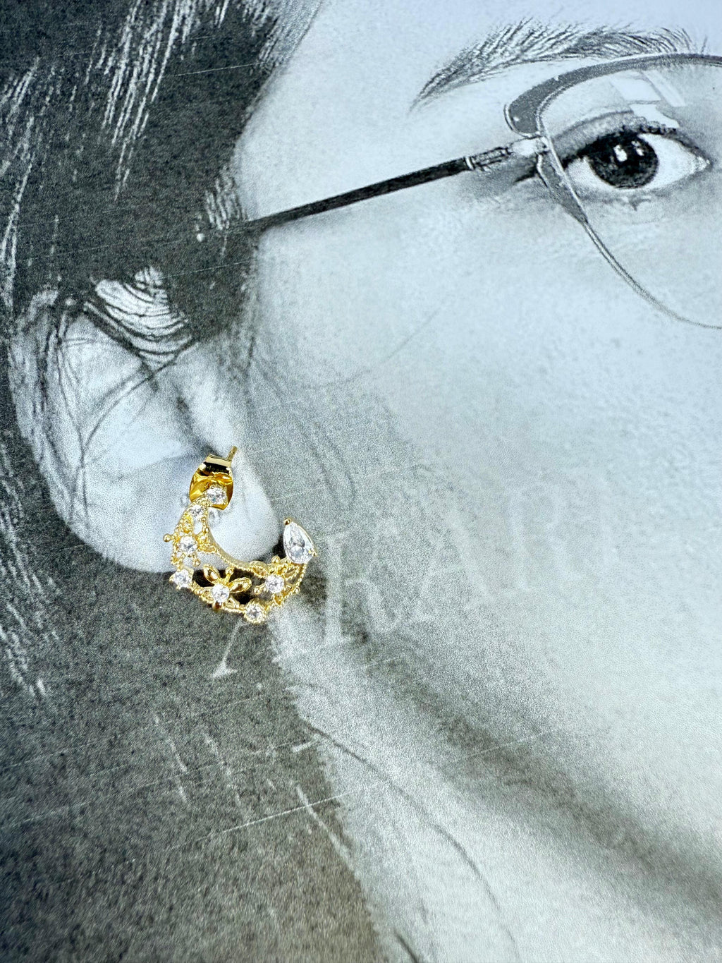 Aretes dorados con luna creciente floral y circonitas