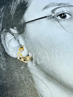 Aretes dorados con luna creciente floral y circonitas