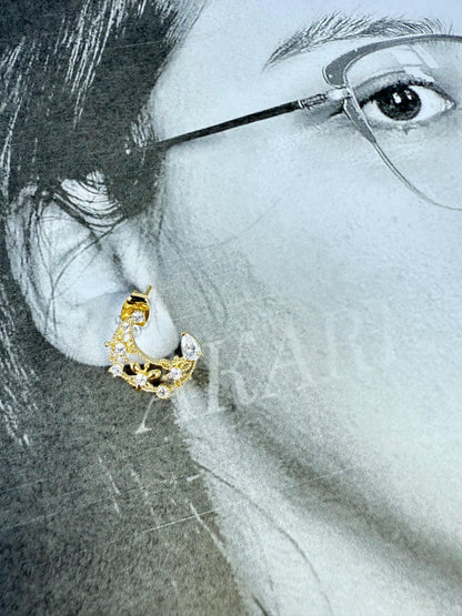Aretes dorados con luna creciente floral y circonitas
