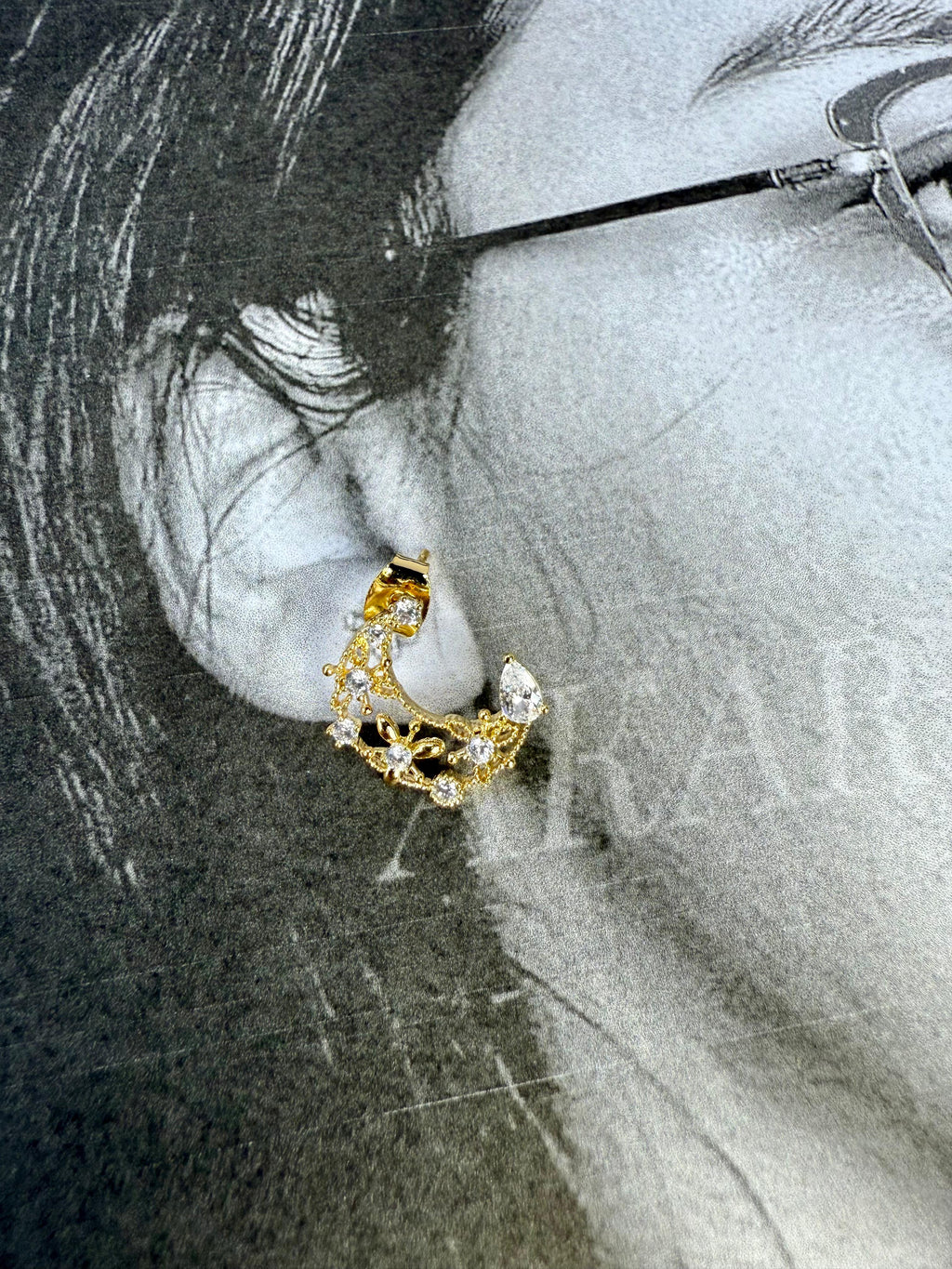 Aretes dorados con luna creciente floral y circonitas