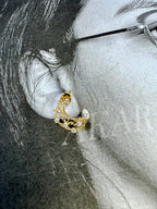 Aretes dorados con luna creciente floral y circonitas