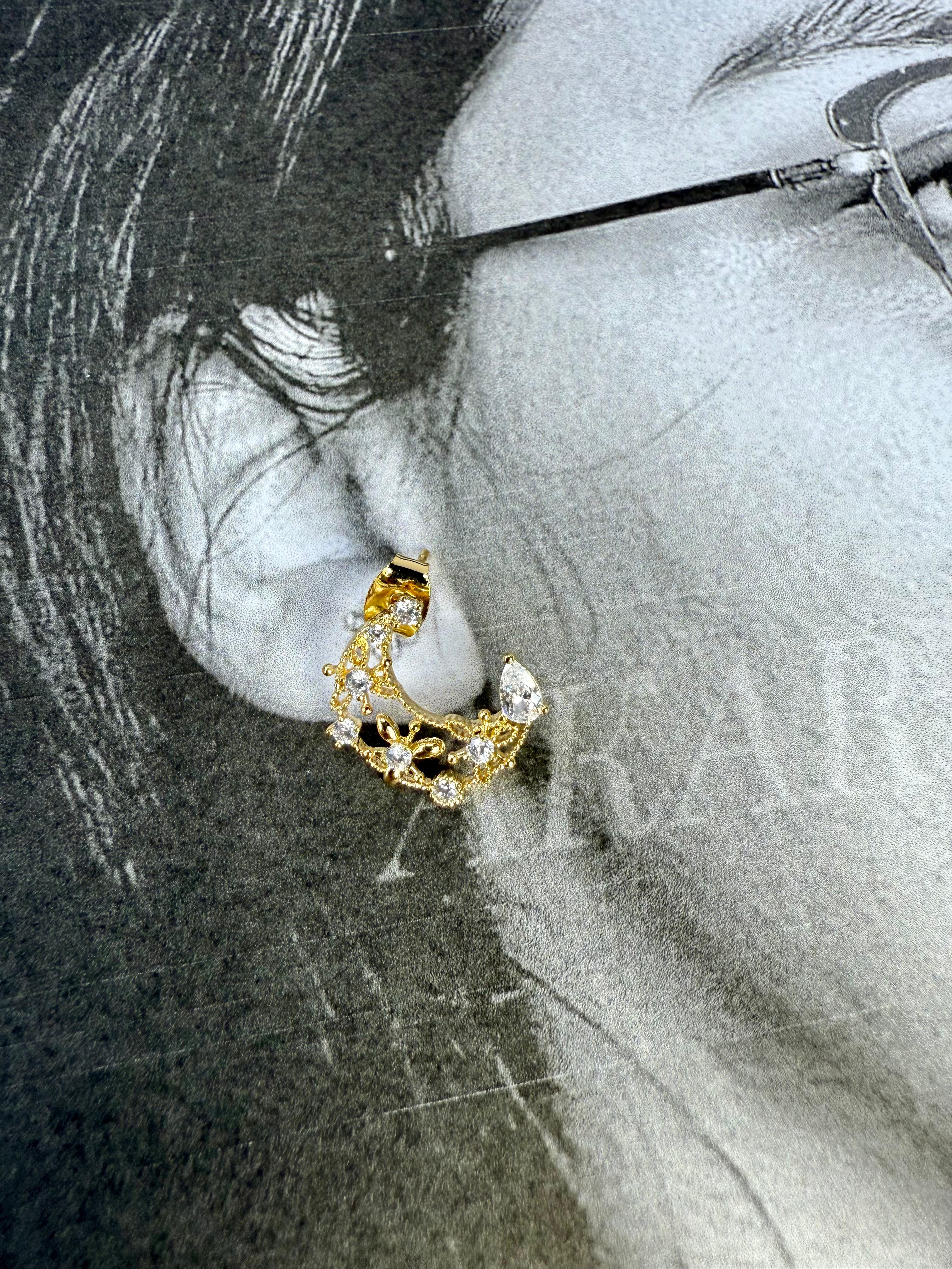 Aretes dorados con luna creciente floral y circonitas