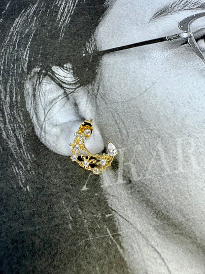 Aretes dorados con luna creciente floral y circonitas