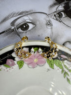 Aretes dorados con luna creciente floral y circonitas