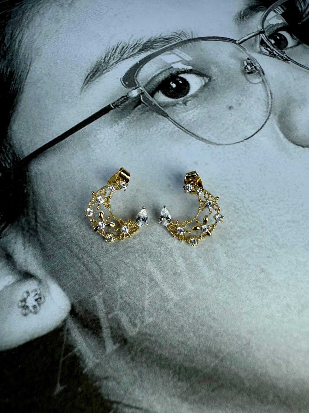 Aretes dorados con luna creciente floral y circonitas