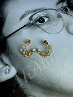 Aretes dorados con luna creciente floral y circonitas