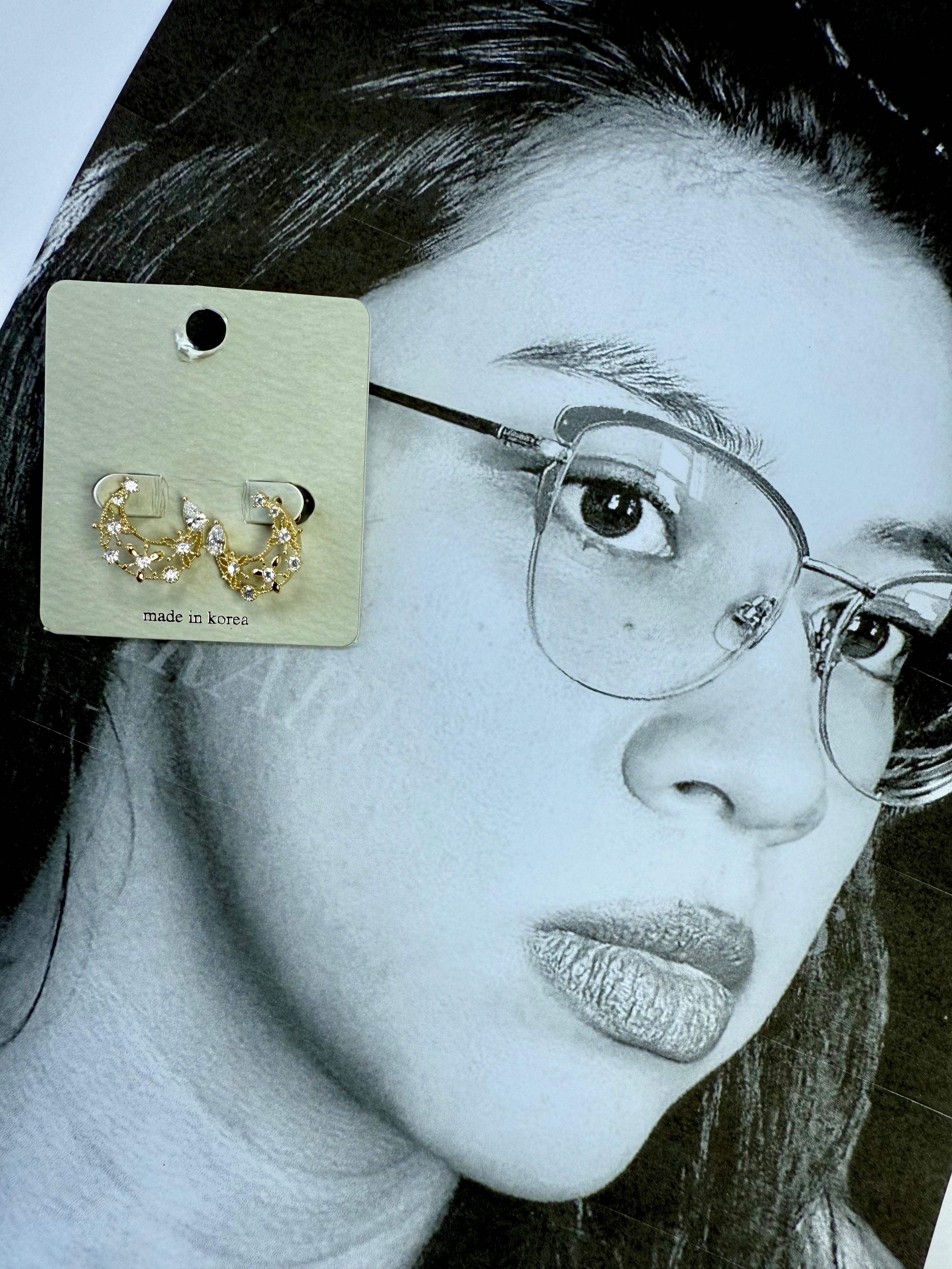 Aretes dorados con luna creciente floral y circonitas