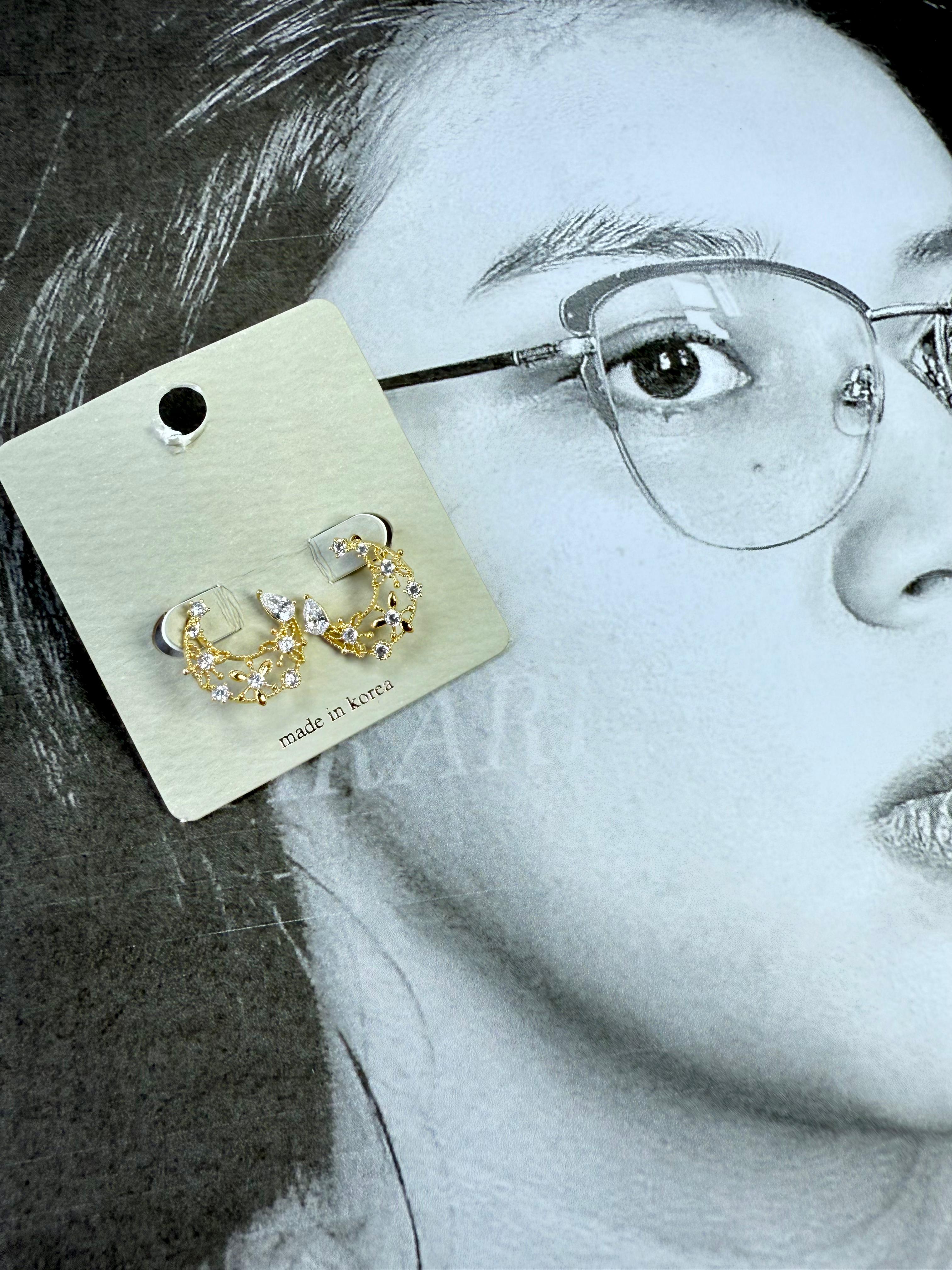 Aretes dorados con luna creciente floral y circonitas