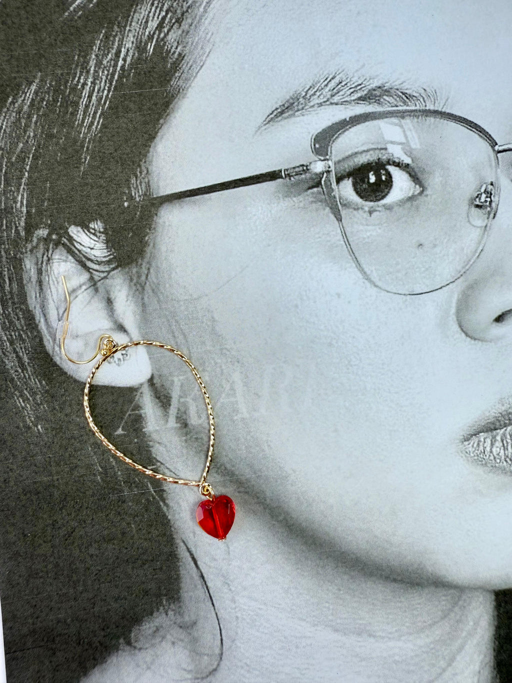 Aretes dorados con colgante de corazón