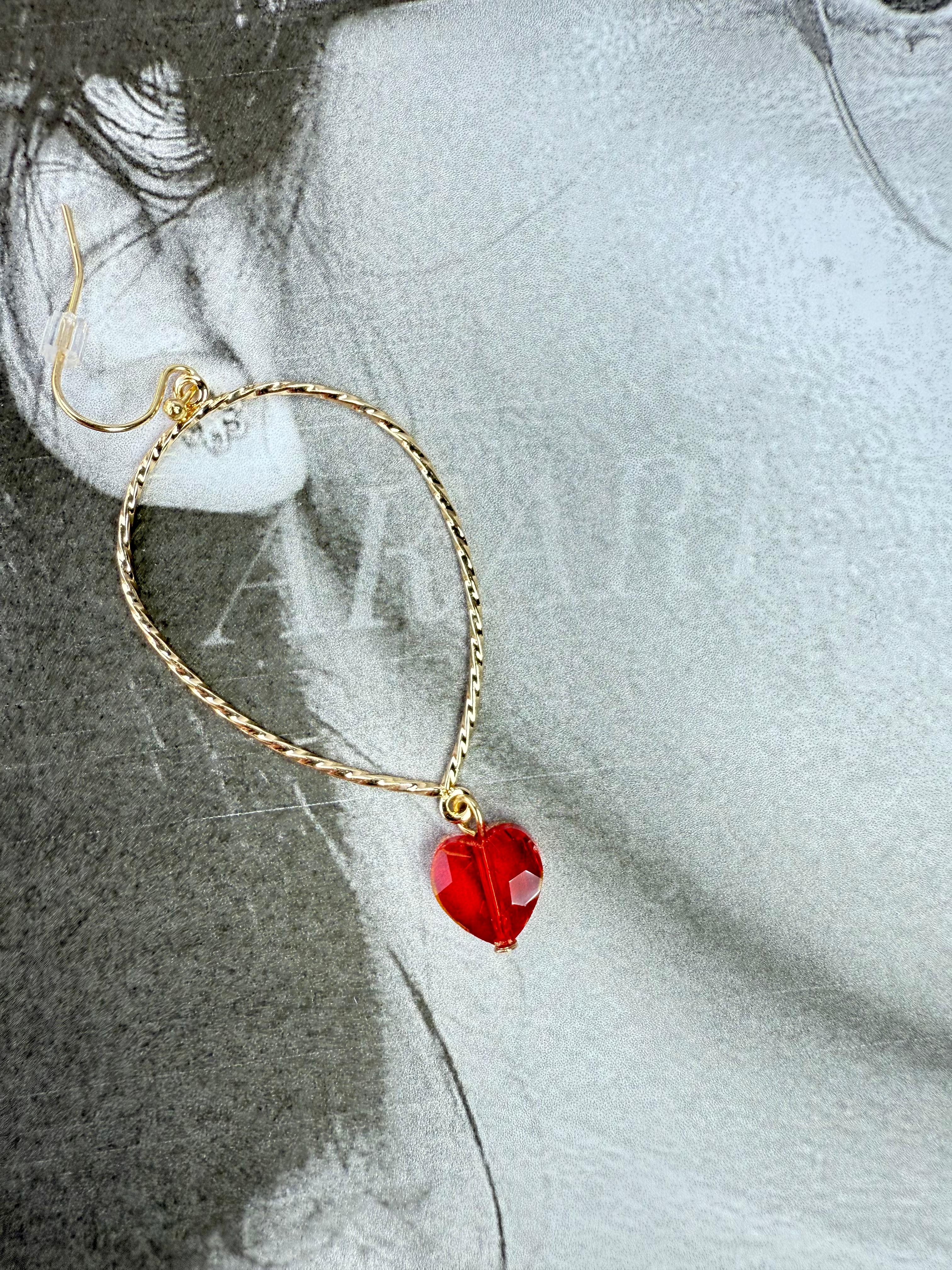 Aretes dorados con colgante de corazón