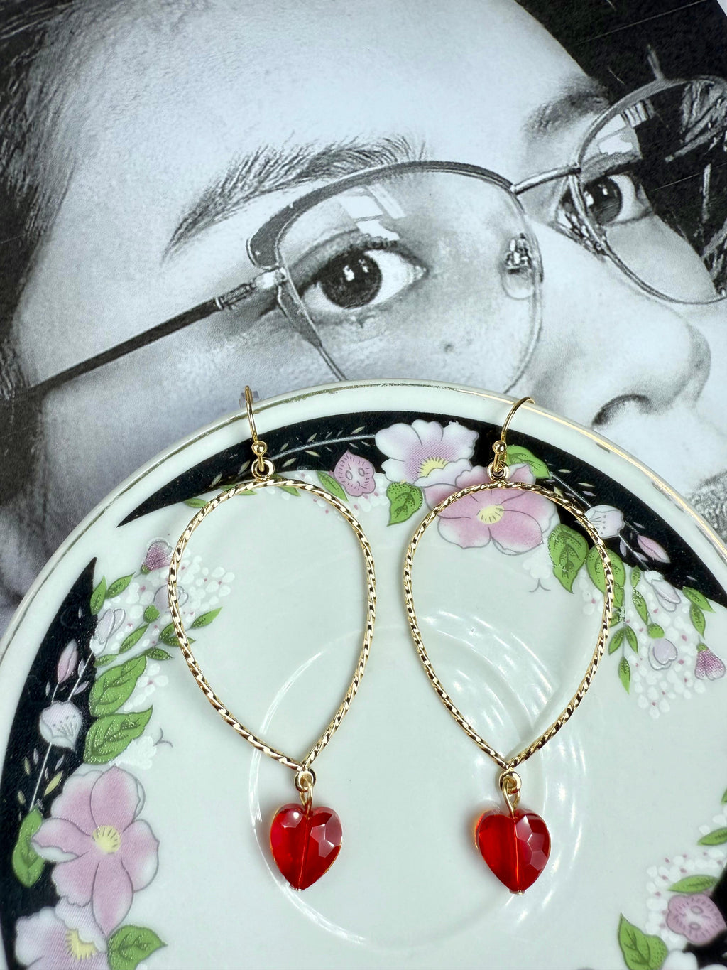 Aretes dorados con colgante de corazón