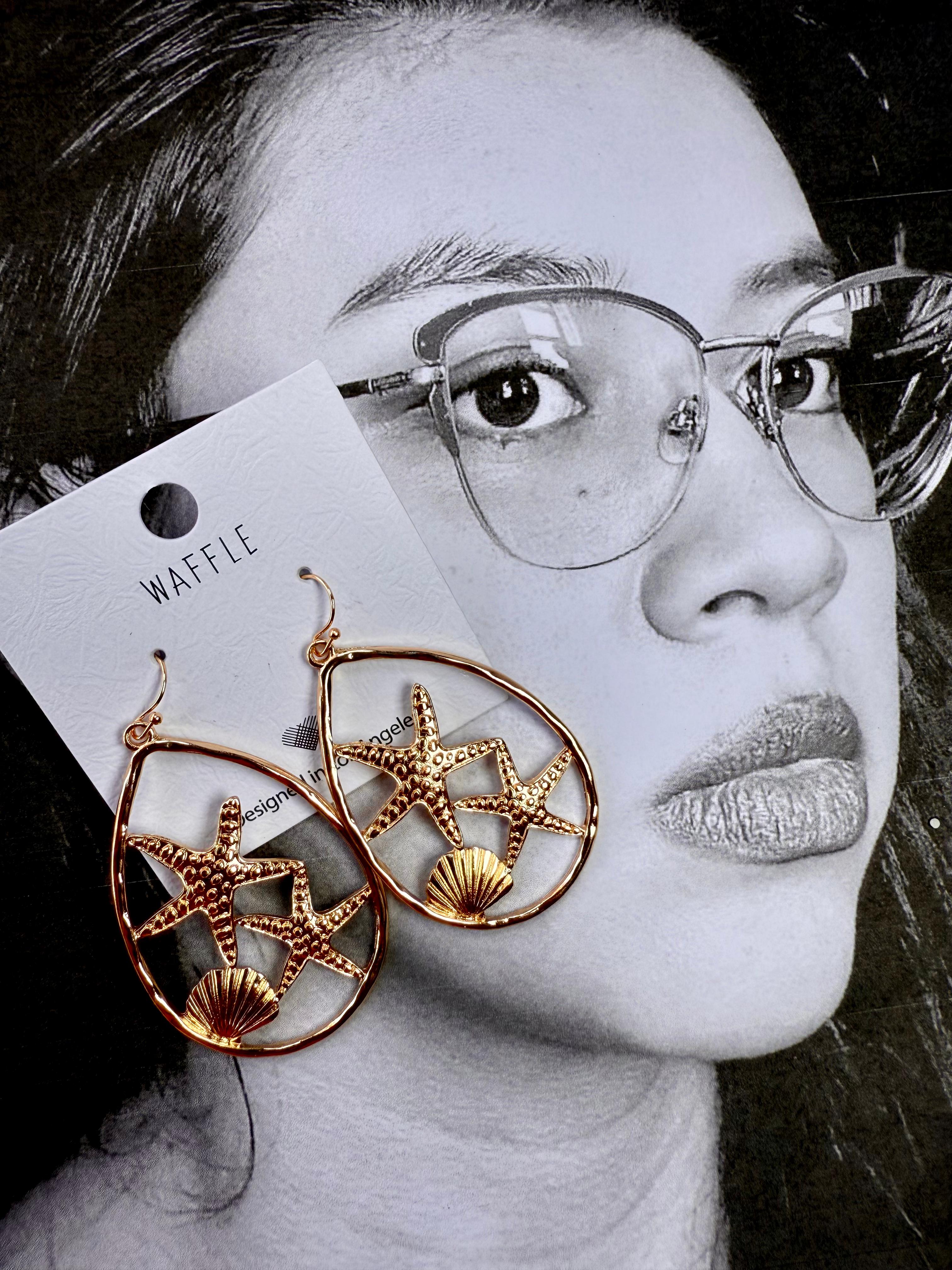 Aretes dorados estrellas de mar y concha