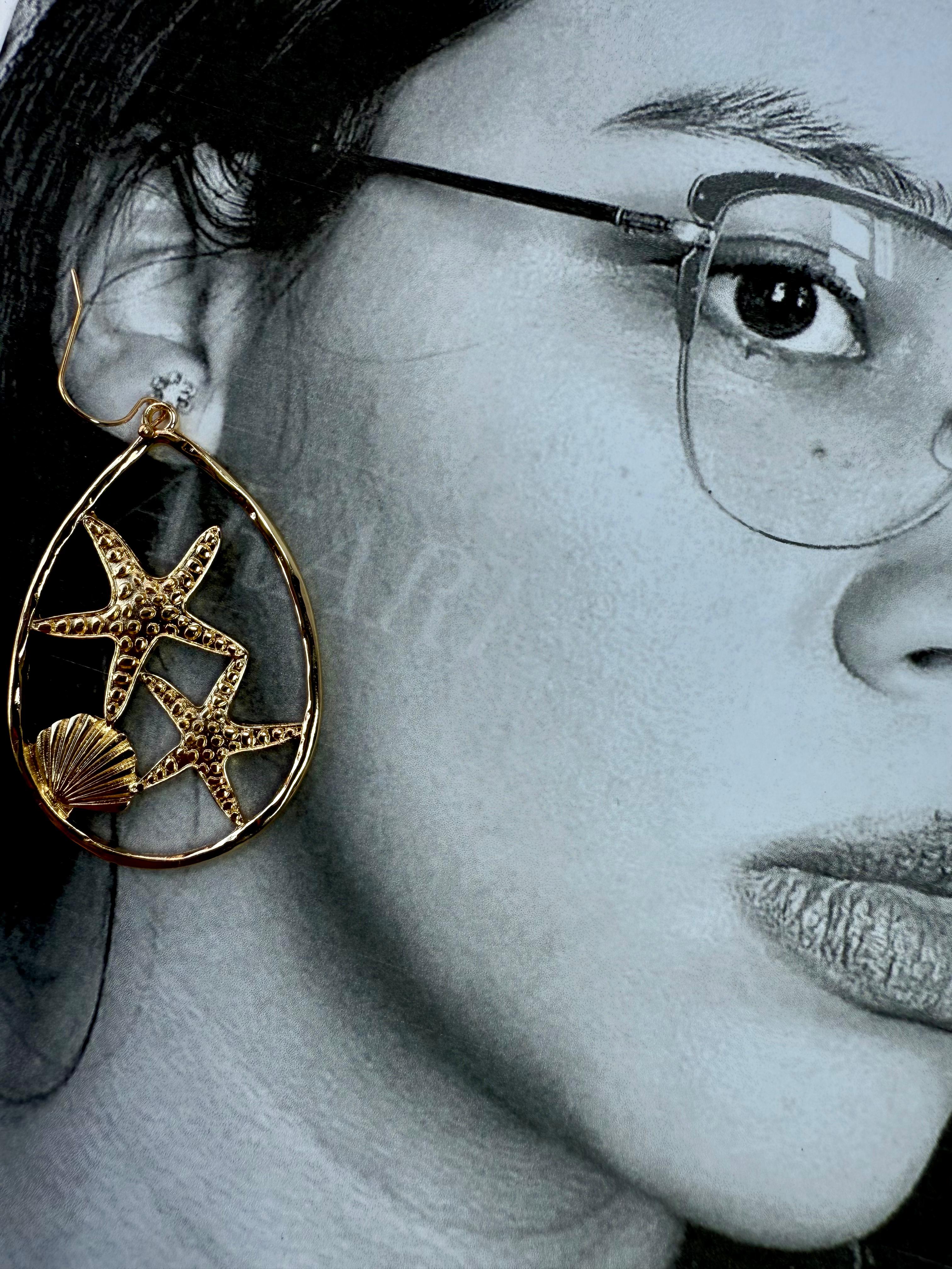 Aretes dorados estrellas de mar y concha