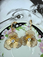 Aretes dorados de Flor con perla