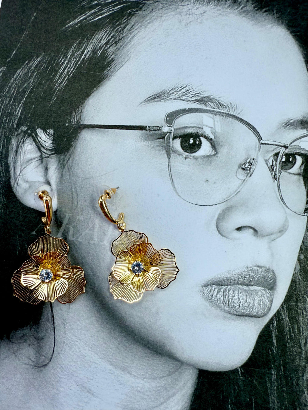 Aretes dorados de Flor con perla