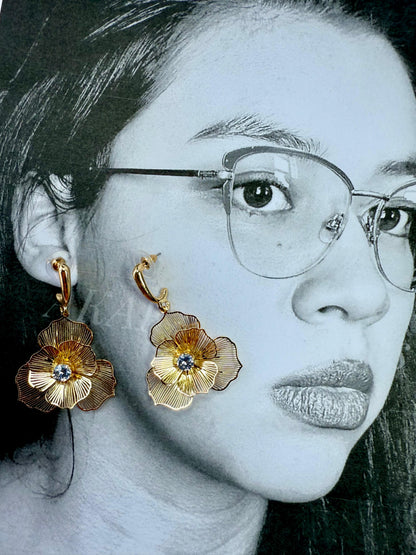 Aretes dorados de Flor con perla
