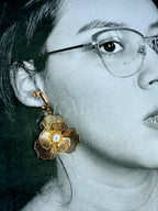 Aretes dorados de Flor con perla