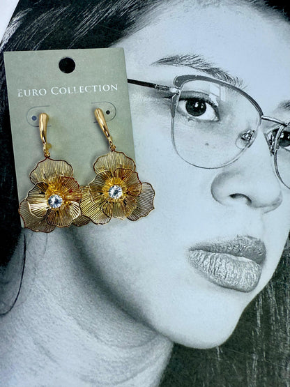Aretes dorados de Flor con perla