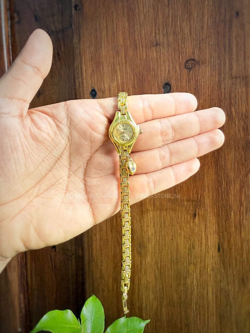 Reloj Dorado Correa de Eslabones Con Dije