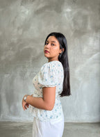 Top floral con cuello en V